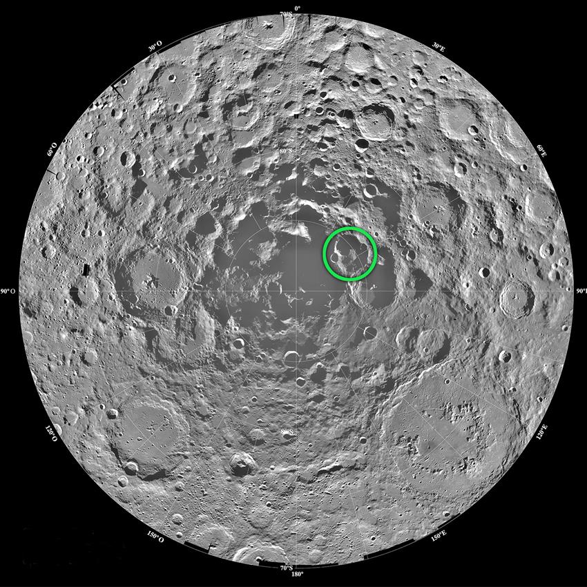 Mosaïque de plus de 1500 images prises par l'engin spatial Clementine de la région polaire sud de la Lune
