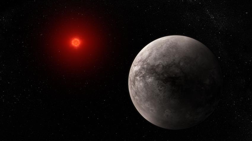 Illustration of an exoplanet and its red dwarf star on a black background.
