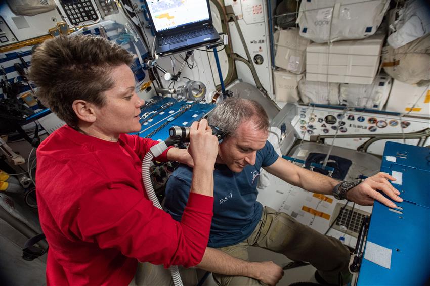 Anne McClain is cutting David Saint-Jacques' hair abord the ISS