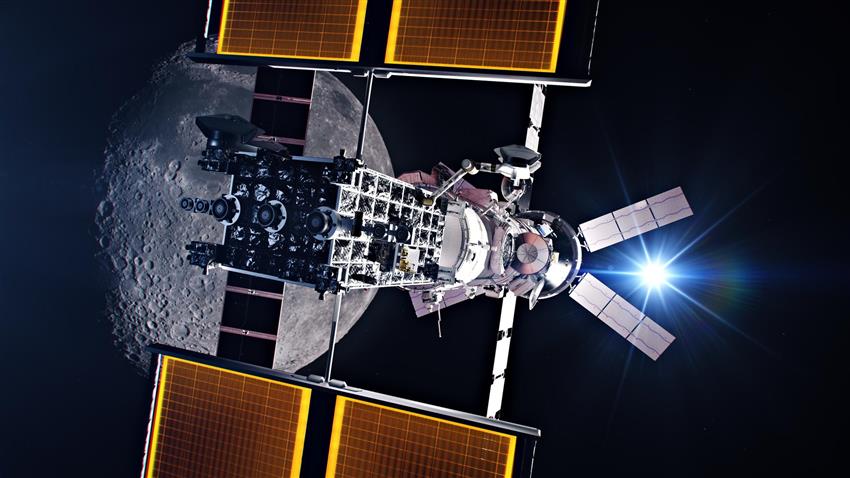 Vue d'artiste d'une station spatiale en orbite autour de la Lune avec le Soleil au loin. 