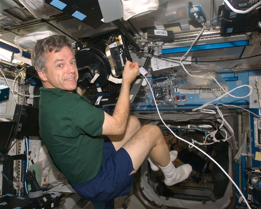 L'astronaute Bob Thirsk participe à l'expérience BISE depuis la SSI