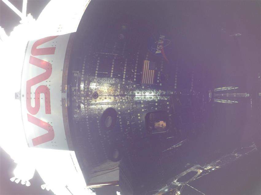 Jeremy est visible à travers le hublot du vaisseau spatial Orion.