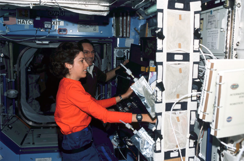 Photo d'une astronaute manipulant le Canadarm