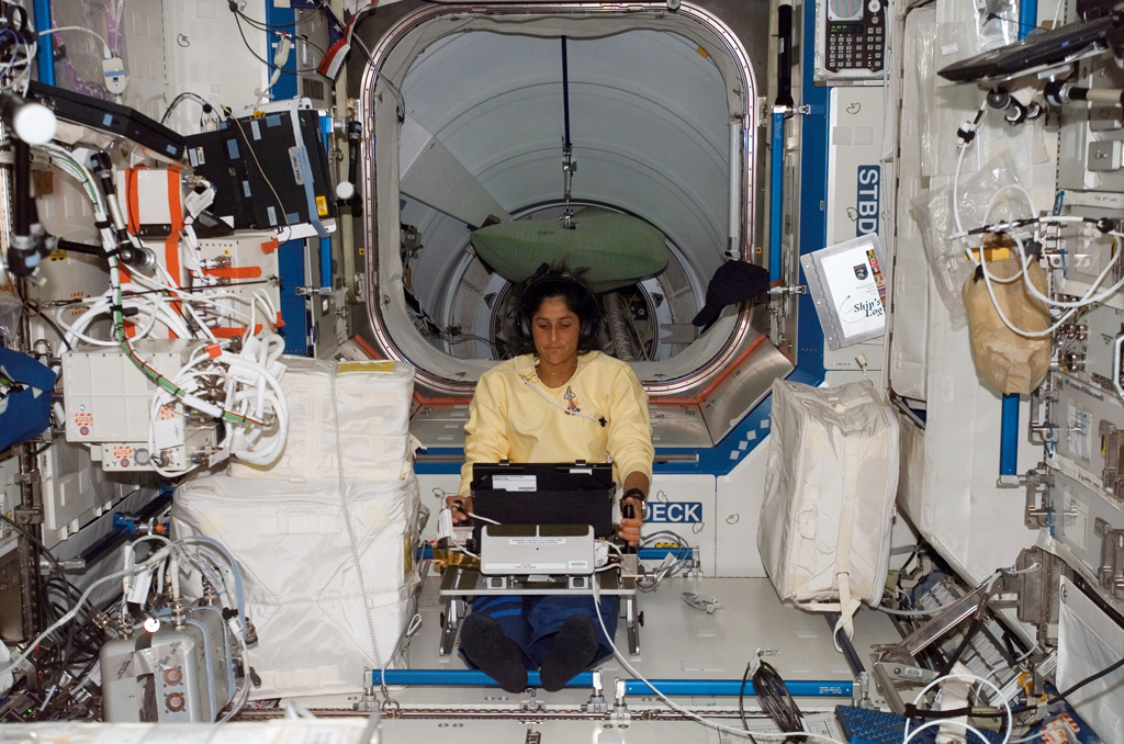 Photo de l'astronaute Suni Williams travaillant avec PMDIS