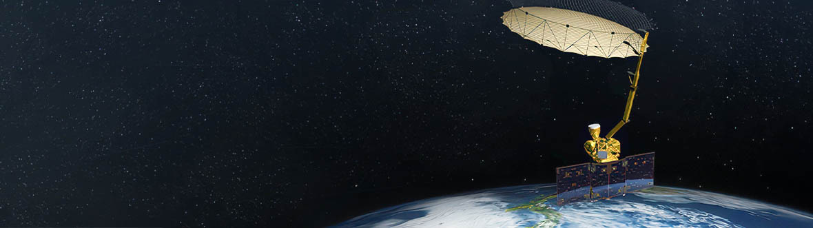 Satellite en orbite autour de la Terre, sur un fond noir étoilé, avec une grande antenne et des panneaux solaires visibles.