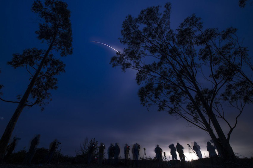 Une fusée Delta II de la United Launch Alliance, transportant à son bord l'observatoire SMAP est visible au moment de son lancement en 2015, à la base aérienne de Vandenberg, en Californie.