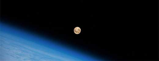 Coucher de lune pris de la Station spatiale internationale