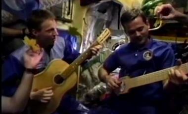 Vignette de la vidéo : 'Réminiscence du passé : Chris Hadfield s'exécute à la guitare à bord de la station spatiale Mir'