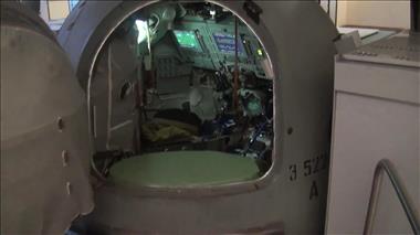 Vignette de la vidéo : 'L'astronaute de l'Agence spatiale canadienne Chris Hadfield s'entraîne dans le simulateur du Soyouz'