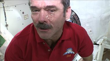 Vignette de la vidéo : 'Les larmes dans l'espace (ne coulent pas)'