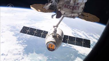 Vignette de la vidéo : 'Canadarm2 largue le vaisseau-cargo Dragon de SpaceX'