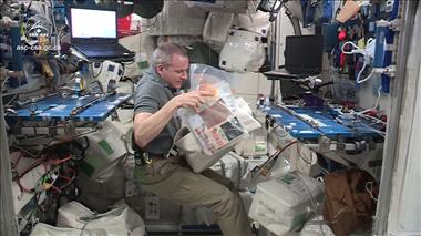 Vignette de la vidéo : 'David Saint-Jacques fait ses valises avant de quitter la Station spatiale internationale'