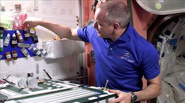 Vignette de la vidéo : 'Comment les astronautes assaisonnent leurs repas dans l’espace?'