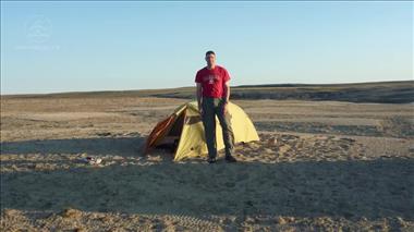 Vignette de la vidéo 'Jeremy Hansen en formation pratique de géologie à l'Île Devon'