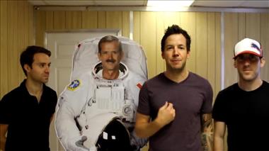 Vignette de la vidéo : 'Le groupe montréalais Simple Plan lance son « astronaute » dans l'espace'