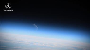 Vignette de la vidéo 'Coucher de lune à la Station spatiale internationale'