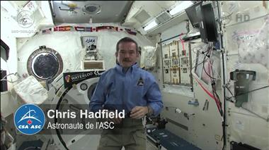 Vignette de la vidéo : 'Chris Hadfield parle du passage d'un astéroïde à proximité de la Terre et des avantages procurés par la SSI'