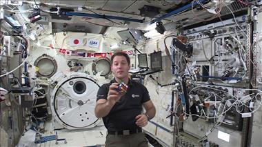 Vignette de la vidéo : 'Thomas Pesquet invite les professeurs et les étudiants canadiens à envoyer leur propre satellite dans l’espace!'