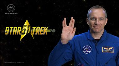 Vignette de la vidéo : 'David Saint-Jacques souhaite un joyeux 50e  anniversaire à Star Trek'