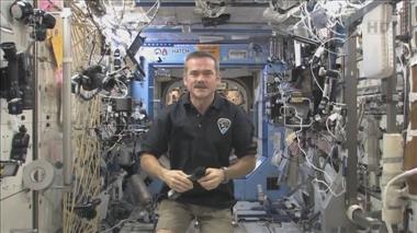 Vignette de la vidéo : 'Chris Hadfield s'adresse aux médias canadiens depuis l'espace'