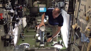 Vignette de la vidéo : 'Comment les astronautes font-ils pour se peser dans l’espace?'
