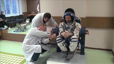 Vignette de la vidéo : 'L'habit fait l'astronaute : Hadfield dans sa combinaison spatiale russe'