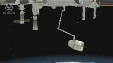 Vignette de la vidéo : 'Animation numérique du Canadarm2 qui attrape et amarre le vaisseau-cargo Dragon de SpaceX'