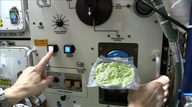Vignette de la vidéo 'La cuisine de Chris – Partie deux : les épinards spatiaux contre-attaquent!'